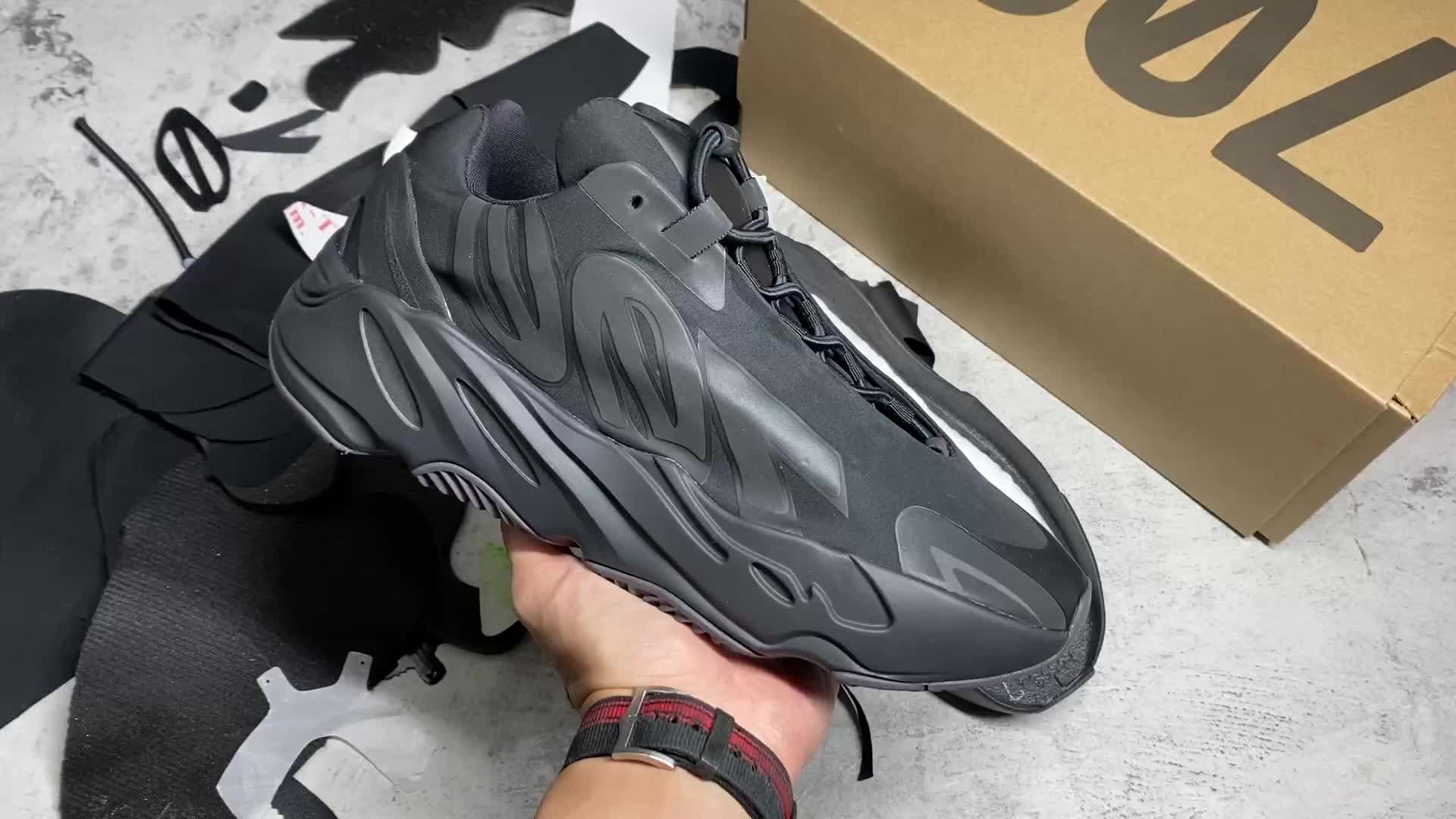 yeezy boost 700 mnvn 黑武士反光