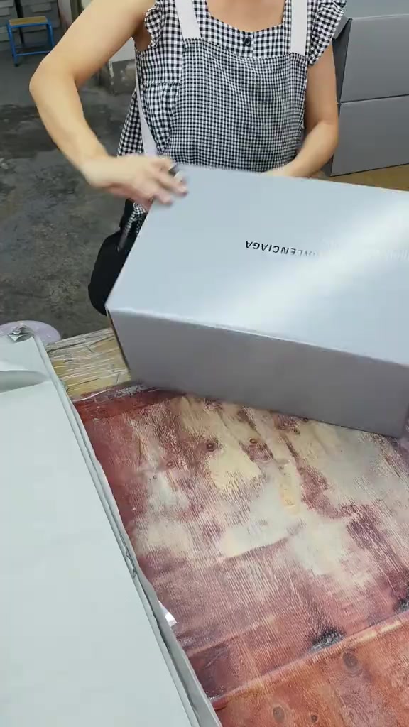 Real sneaker factory.Shipped all over the world.Free QC inspection. One pair can sent.