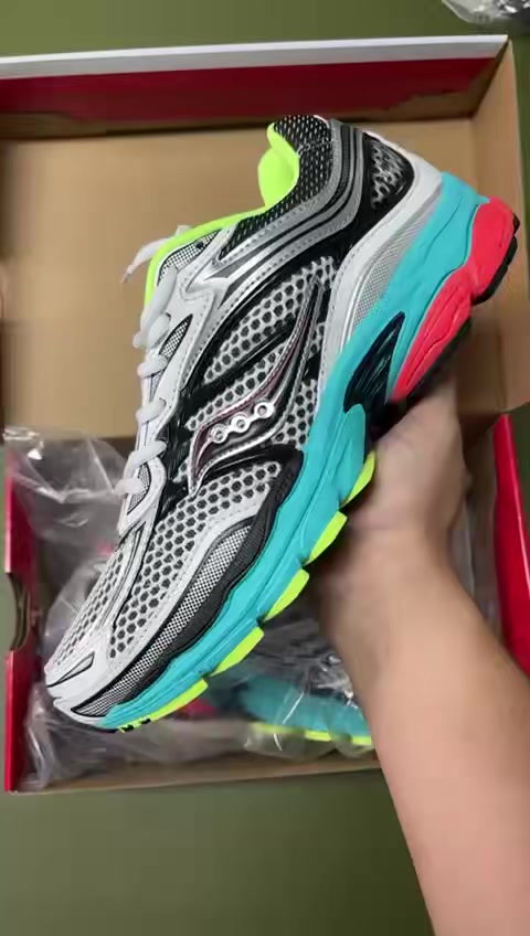 SAUCONY